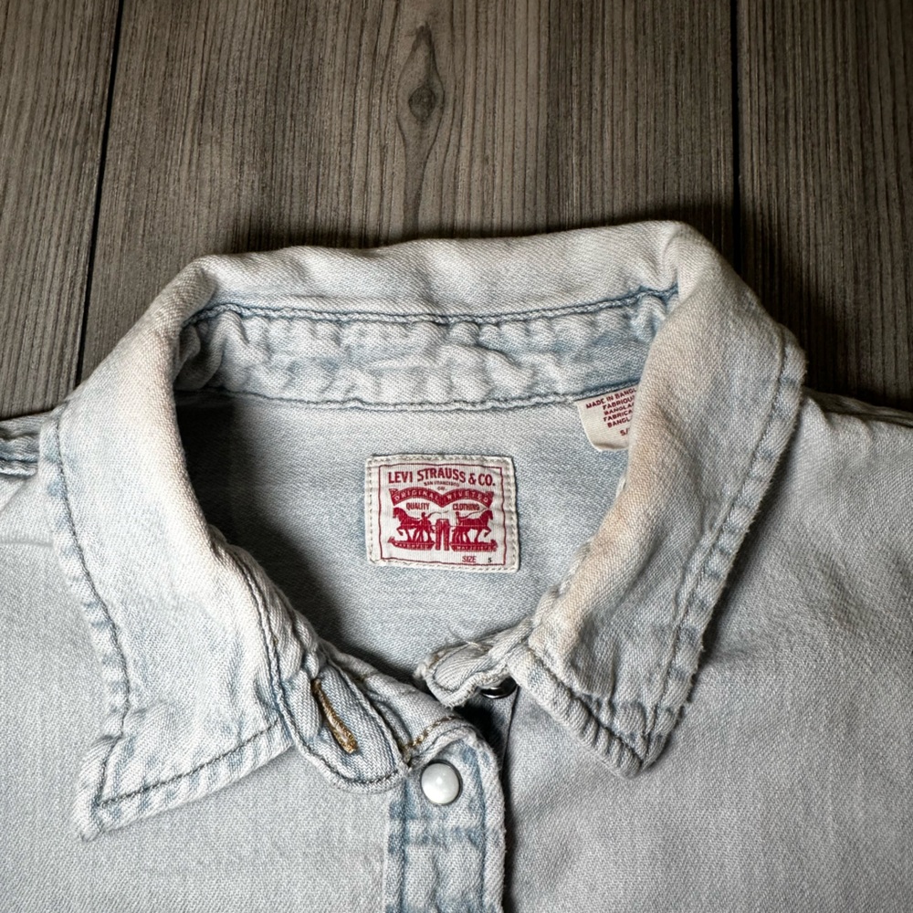 Levi’s Light Denim Pearl Snap Shirt - Picture 2 of 3